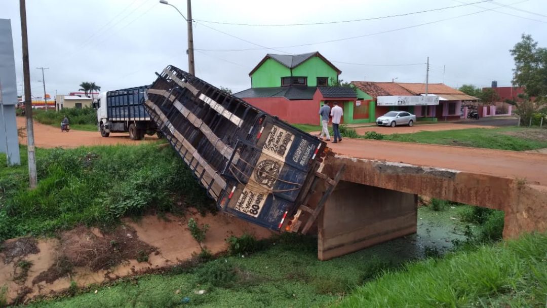 Acoplado de camión cayó al costado de un puente en Concepción