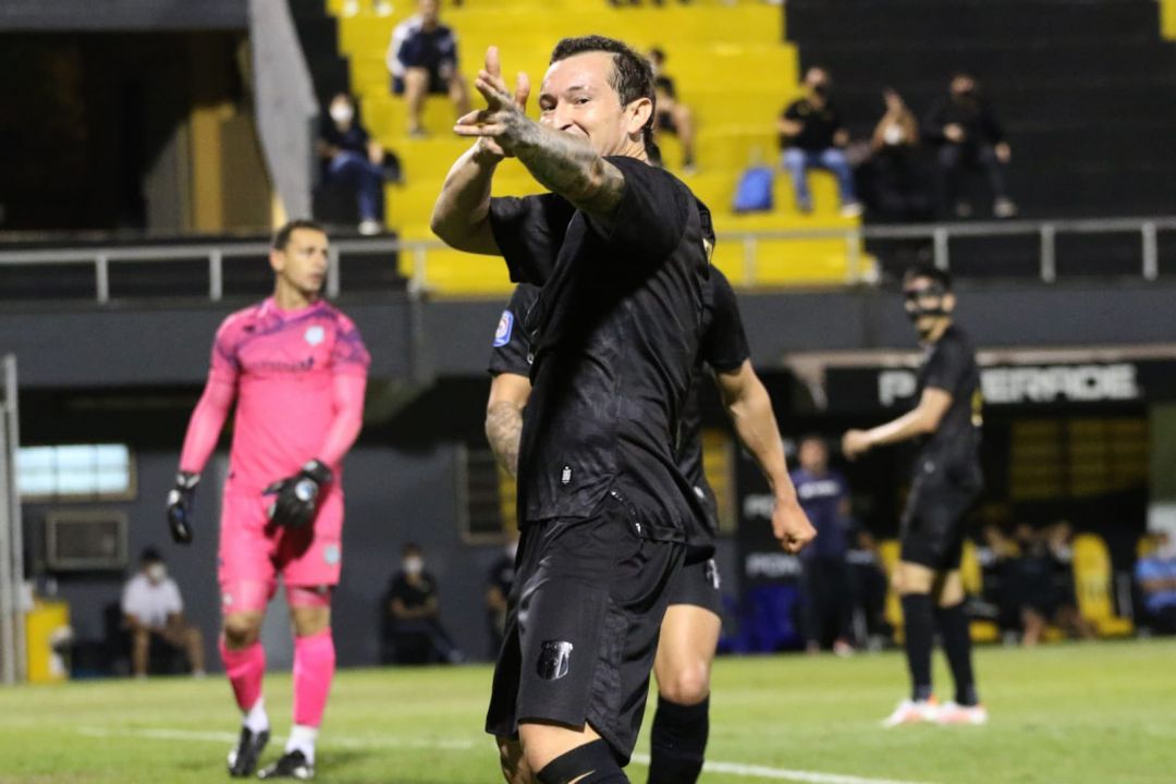 Guaraní el solitario líder del Clausura