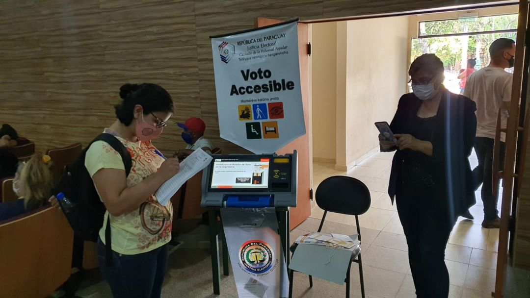 Capacitación sobre máquina de votación y voto accesible en el Teatro Municipal de Concepción
