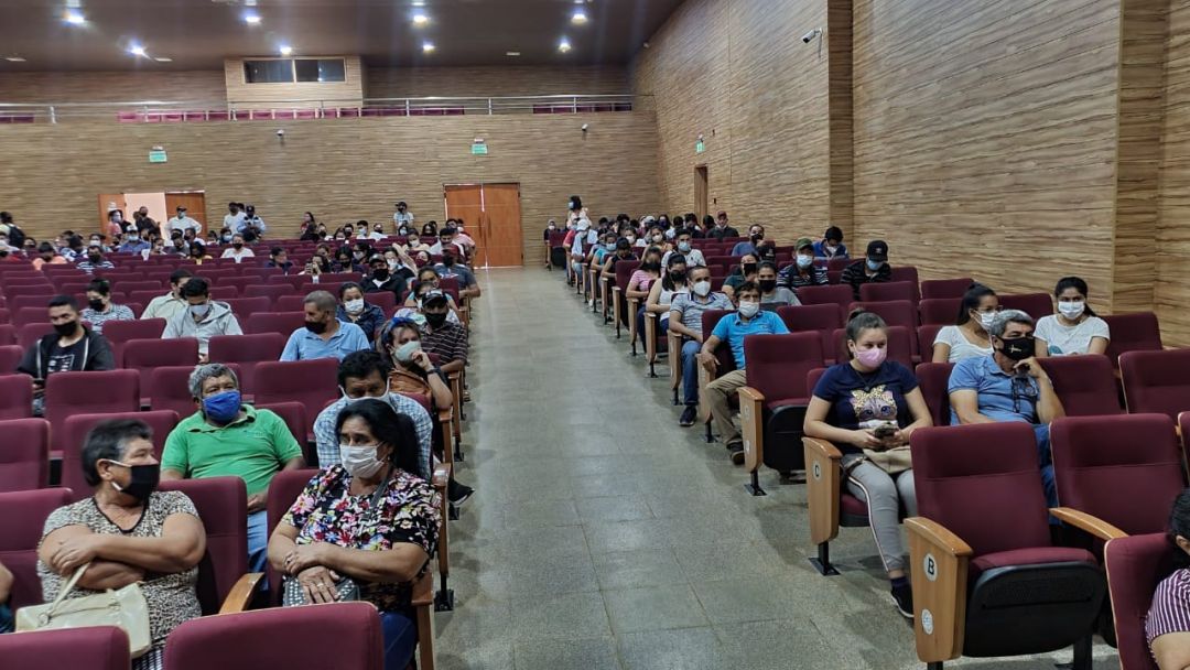 Aplicación de primera dosis de anticovid continúa con jóvenes de 19 y mayores de 50 años