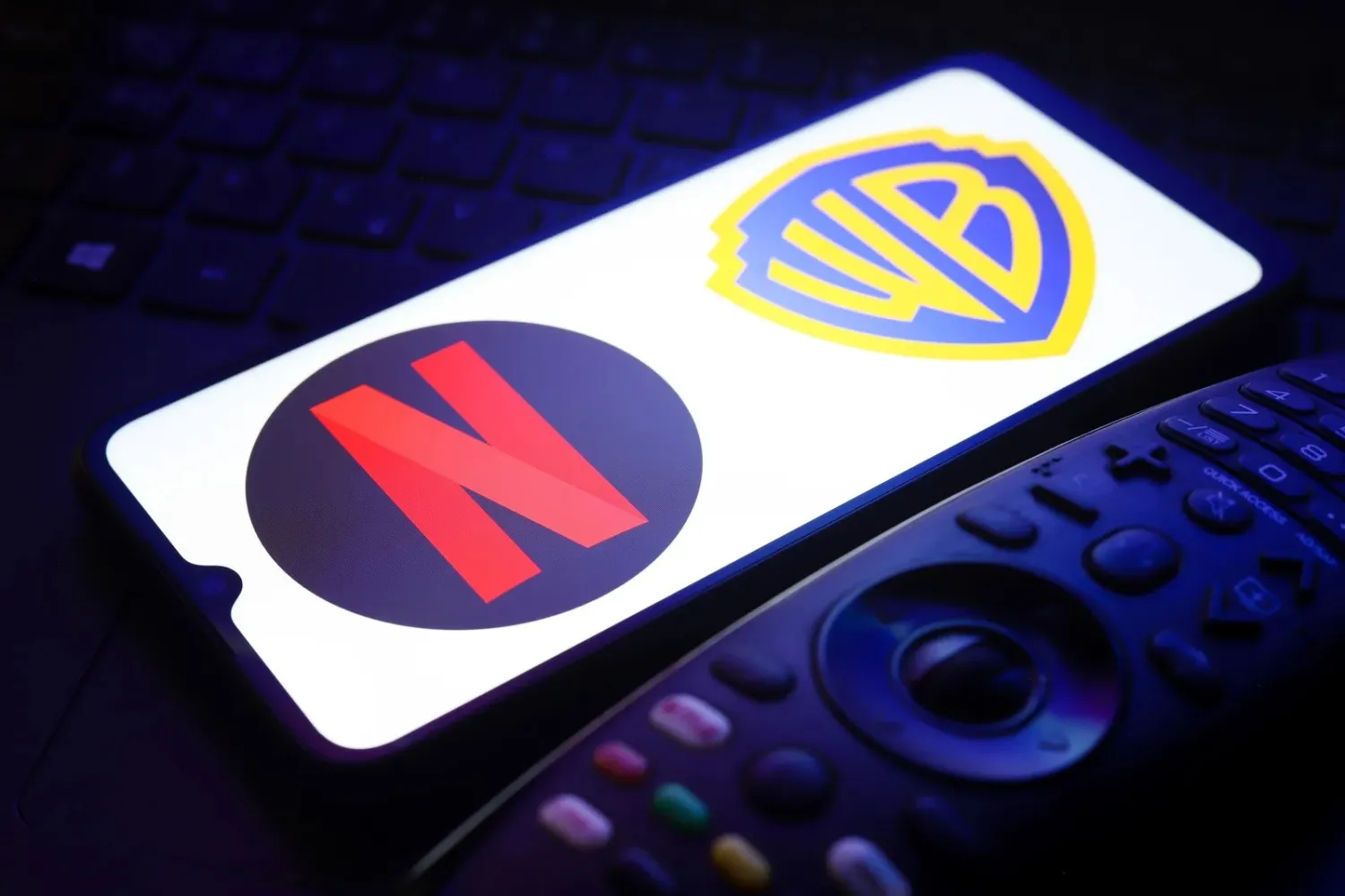 Netflix baraja una oferta de compra en efectivo de Warner Bros, según medios