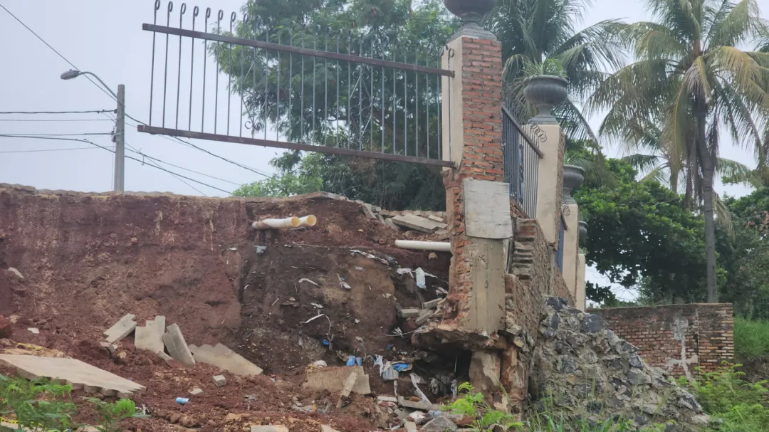 Se desmoronó gran parte del mirador de la ribera de Concepción