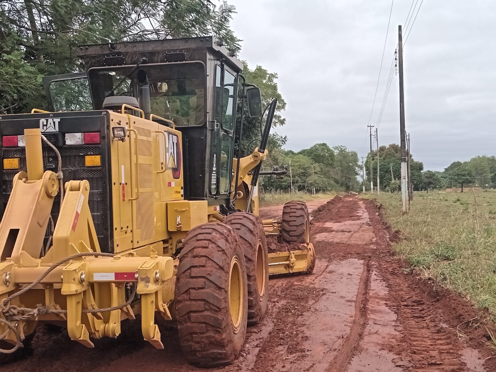 Reparan caminos vecinales en el departamento de Concepción