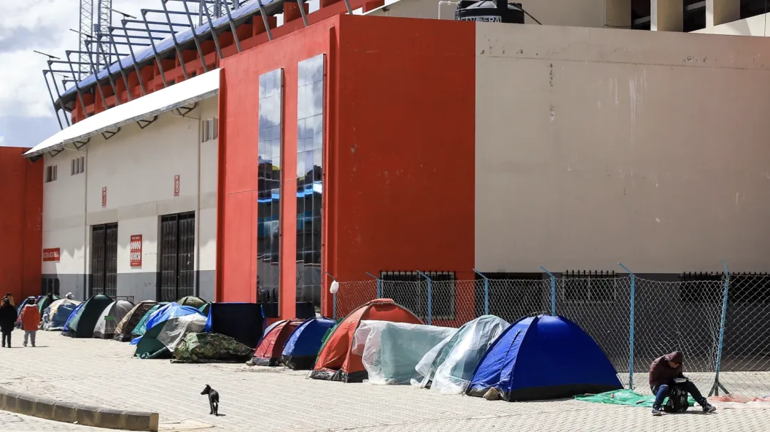 Aficionados bolivianos duermen frente al estadio para conseguir entradas del partido ante Brasil