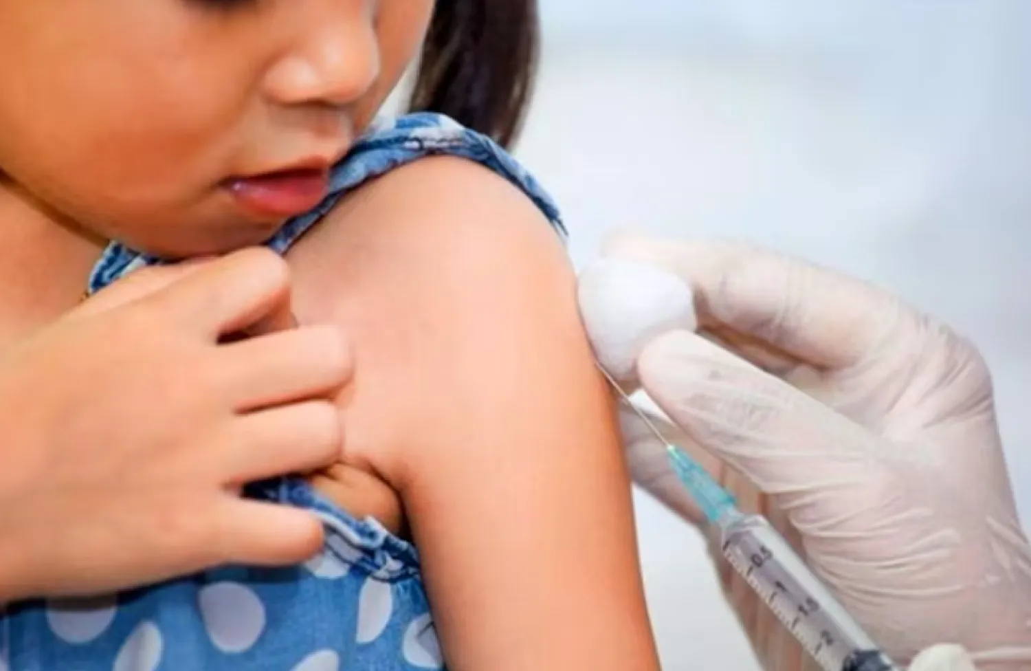 Investigación destaca beneficios de vacunar contra el covid a niños y adolescentes