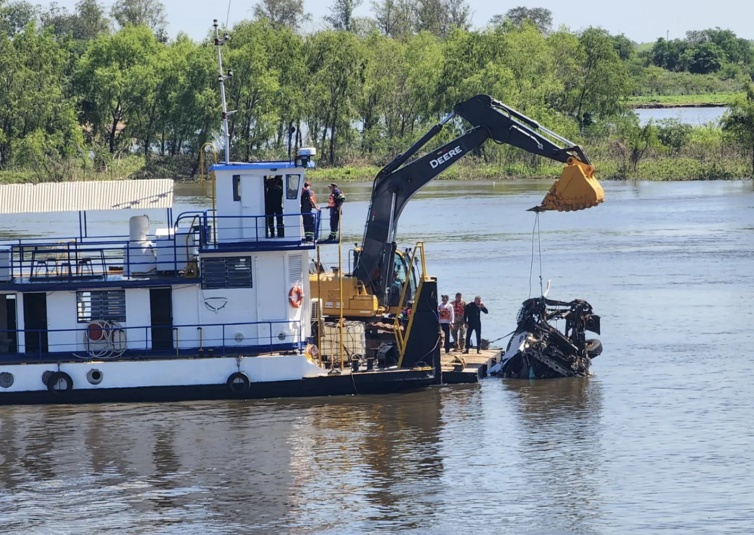 Cabina del camión siniestrado en el puente Nanawa fue recuperada con el cuerpo del conductor en su interior