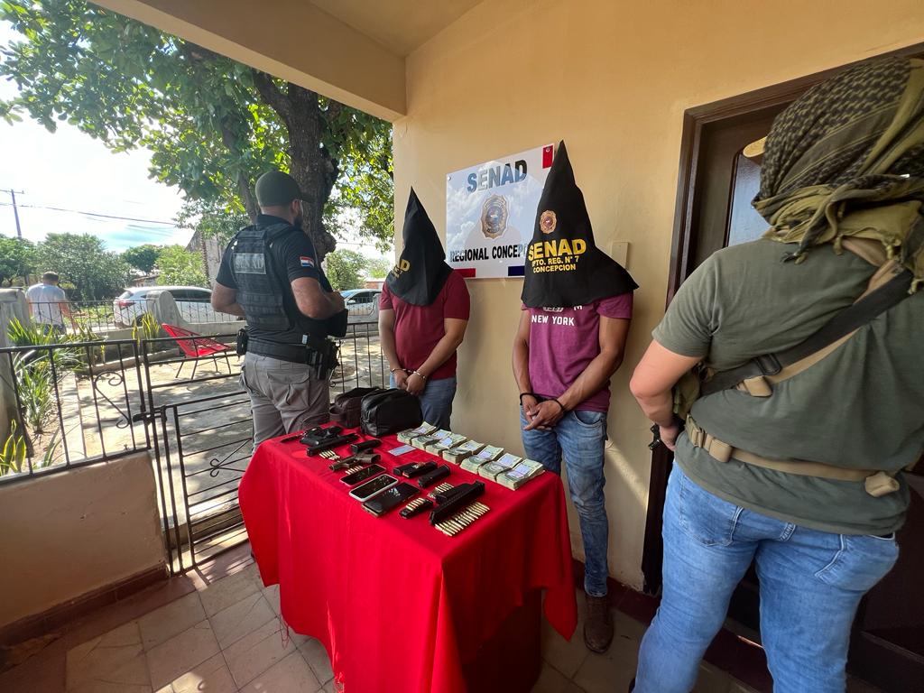Senad detuvo a dos hombres con armas, cargadores y más de 70 millones