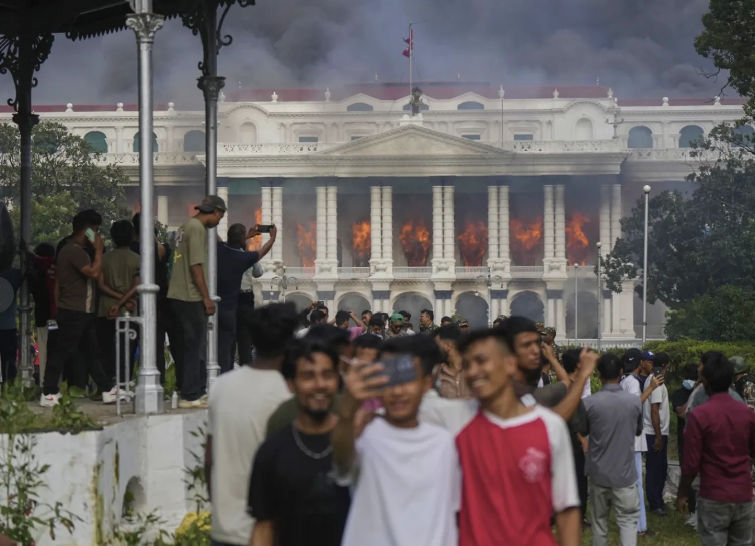 Nepal en crisis: manifestantes incendian edificios tras prohibición de redes sociales