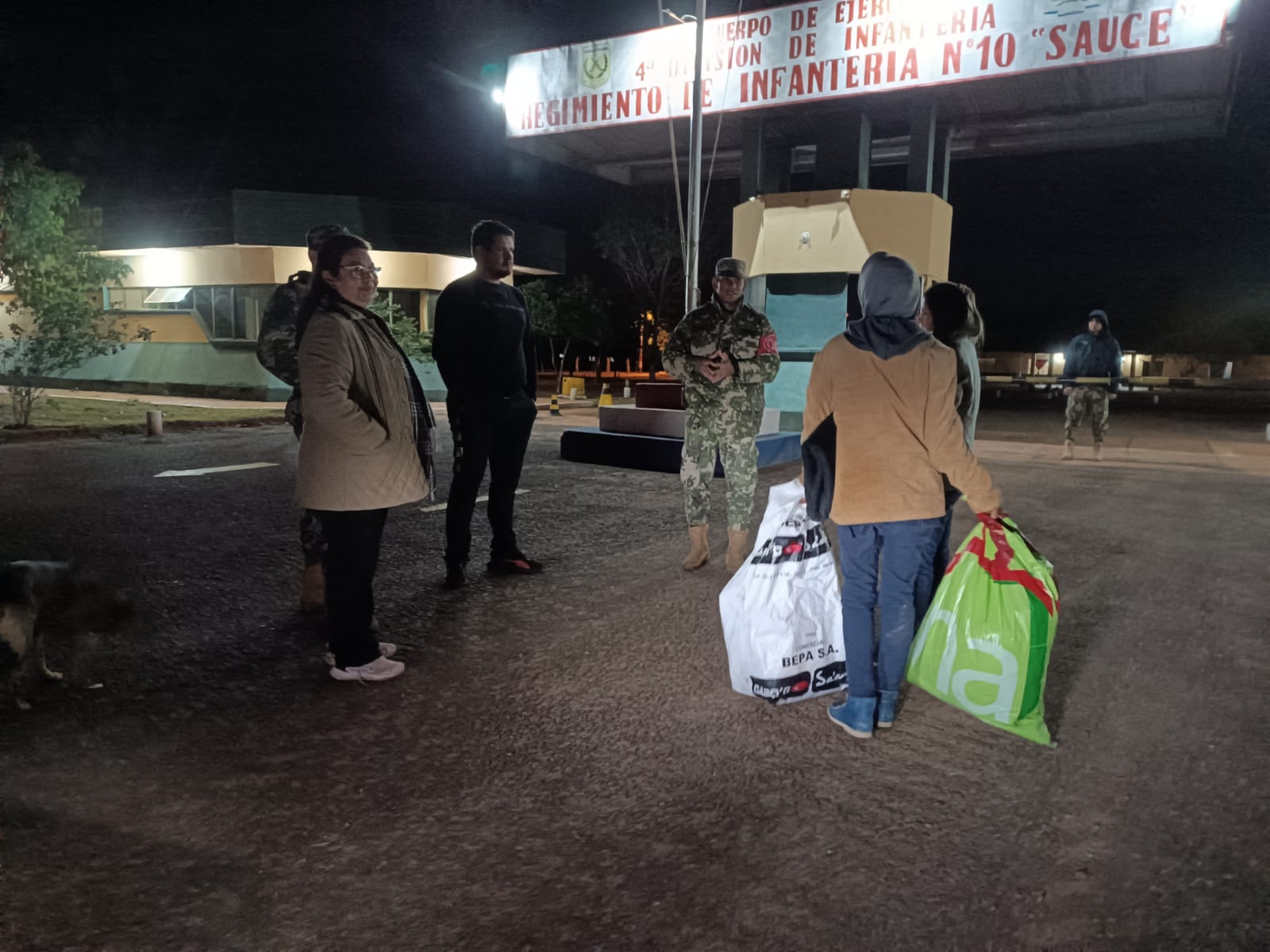 Asisten a personas en situación de calle en albergue transitorio