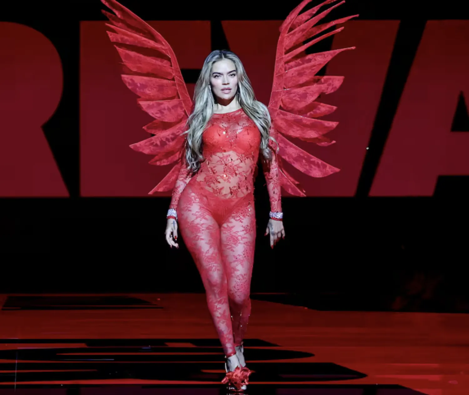 Karol G debuta como "ángel" en el desfile de Victoria’s Secret