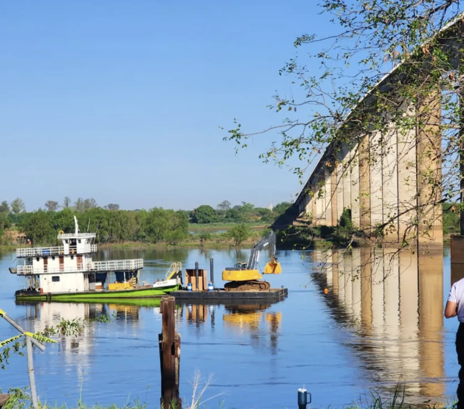 Comienza operación para mover camión sumergido en el río Paraguay