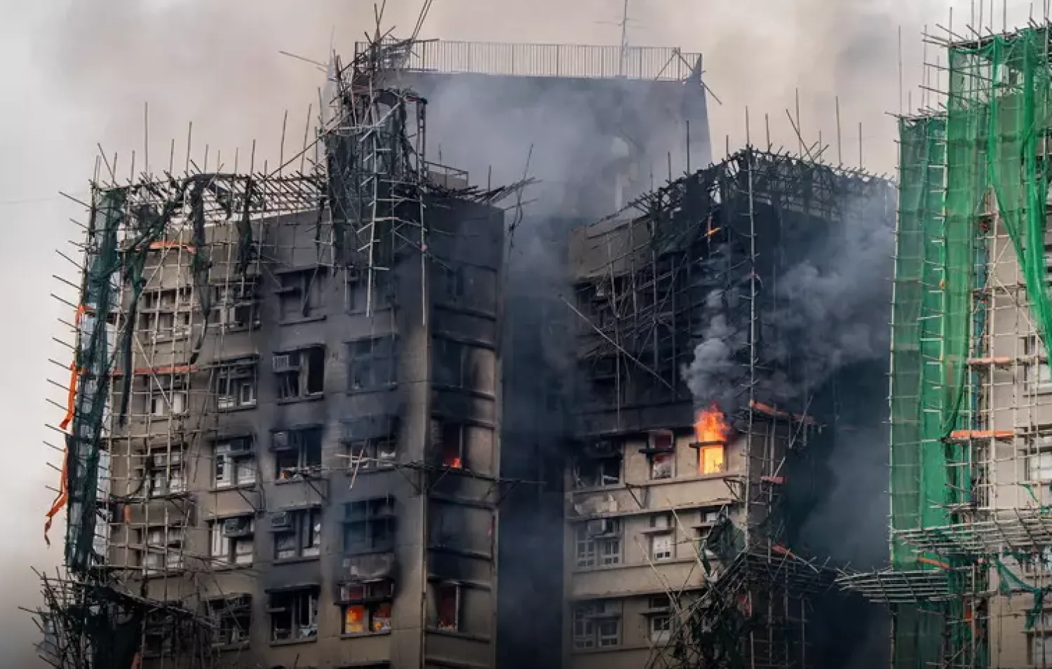 Hong Kong, se eleva a 55 número de muertos en incendio