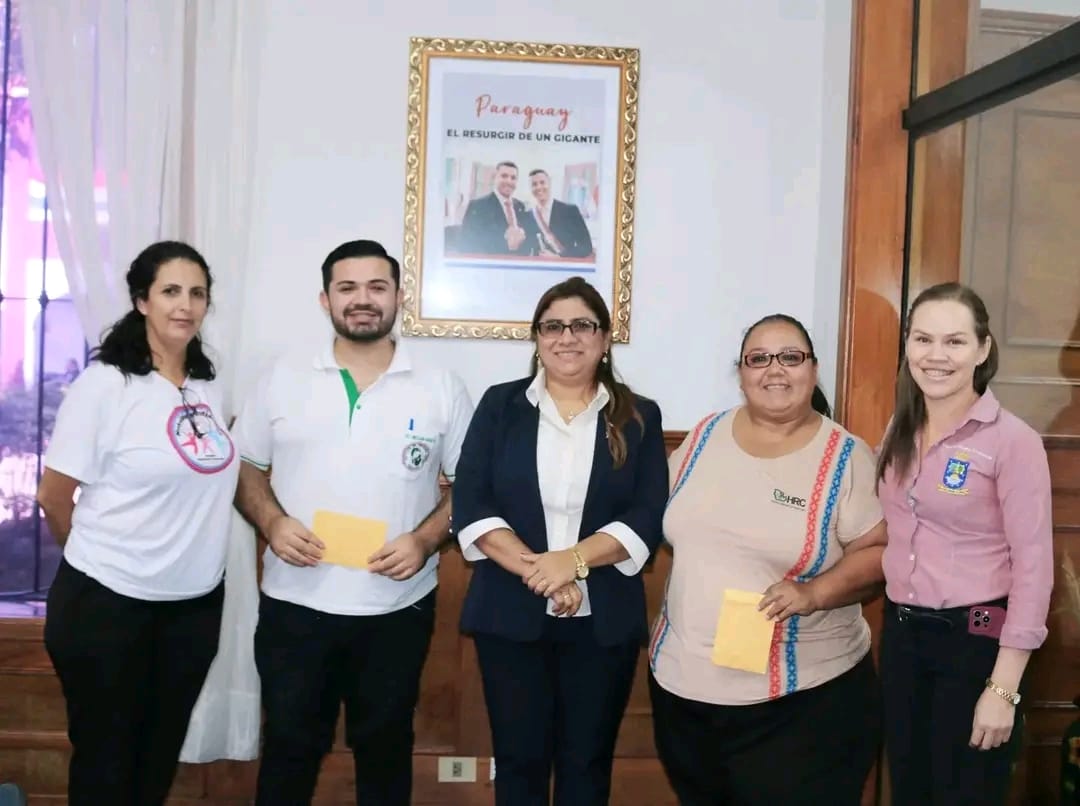 Gobernadora entregó aporte a enfermeros