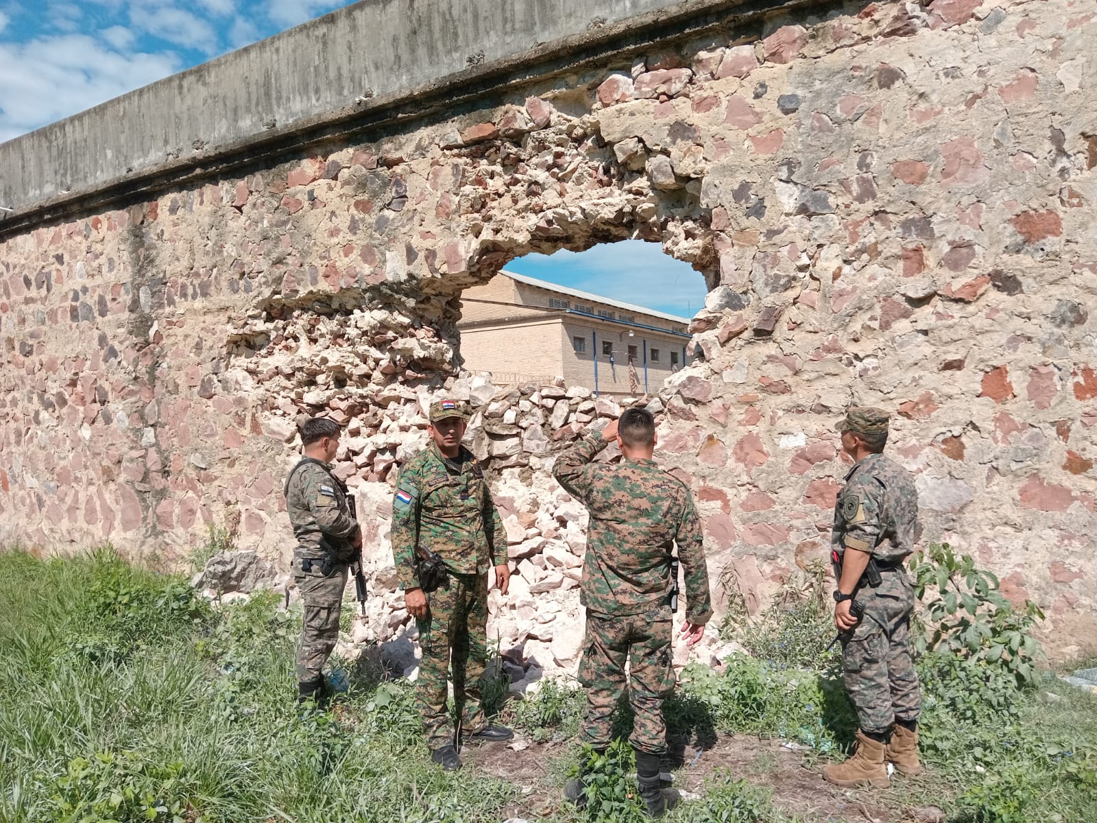 Se desmoronó parte del muro perimetral de la Penitenciaría Regional