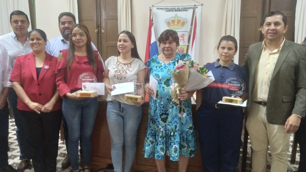 Premian a las ganadoras del concurso Kuña Guapa.