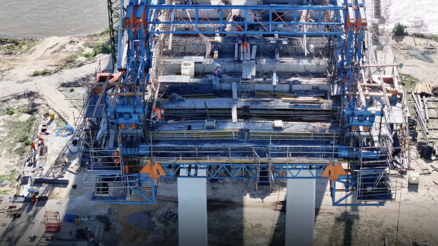 Puente de la Bioceánica, unión del Atlántico y el Pacífico, toma forma sobre el río Paraguay