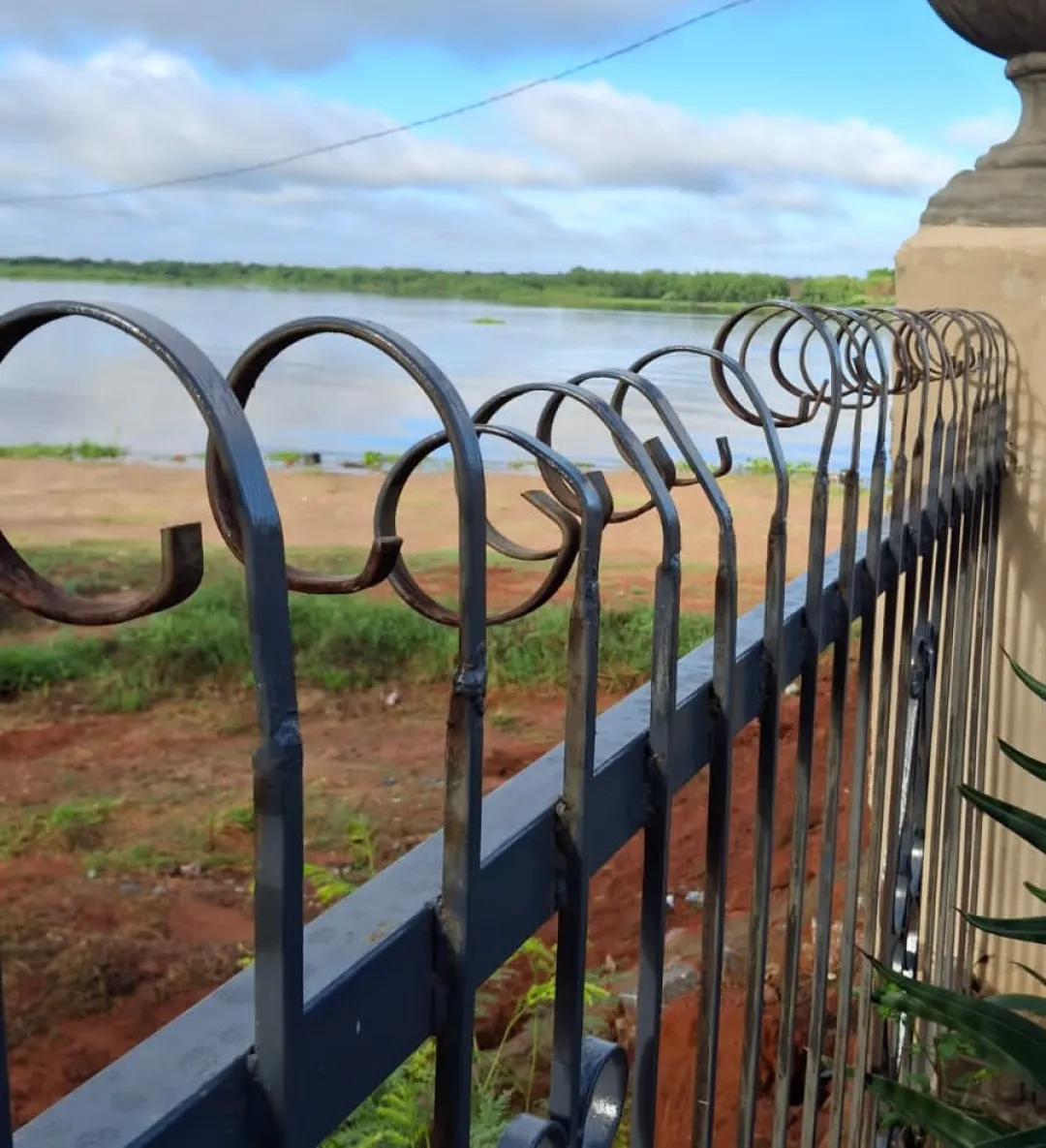 Vandalizan rejas del “Mirador de la Ribera”