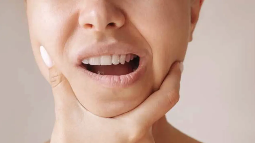 El bruxismo también impacta en cuello, espalda y abdomen, según estudio