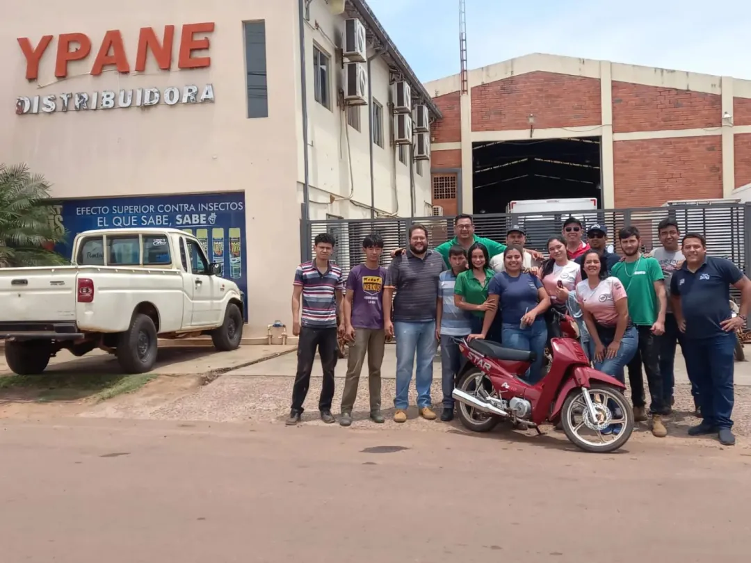 Compañeros de trabajo regalan una motocicleta a su compañera víctima de hurto