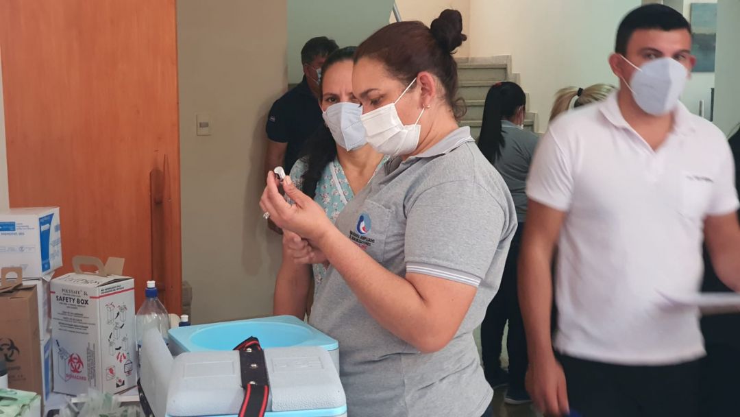 En Concepción vacunan a docentes y mayores de 20 a 34 años con terminación de cédula 8 y 9