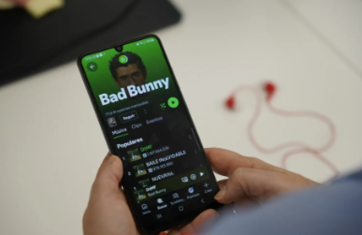 Bad Bunny vuelve a dominar Spotify y es el artista global número uno de 2025