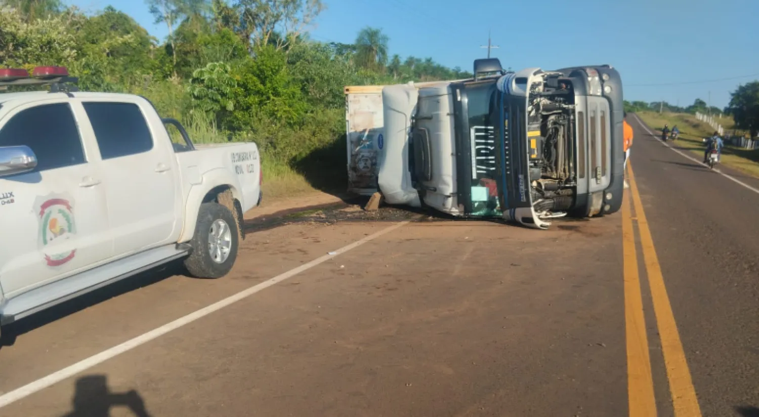 Camión que transportaba carne vuelca en la ruta Tacuatí-Horqueta