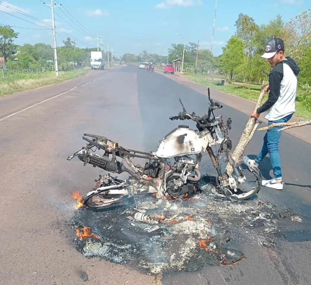 Mujer embistió a una cabra y su motocicleta se incendió