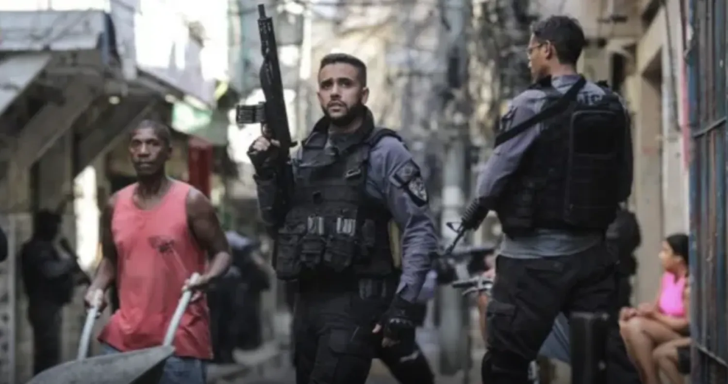 Civiles trasladaron más de 50 cadáveres a una plaza de Río de Janeiro: los hallaron en una zona boscosa