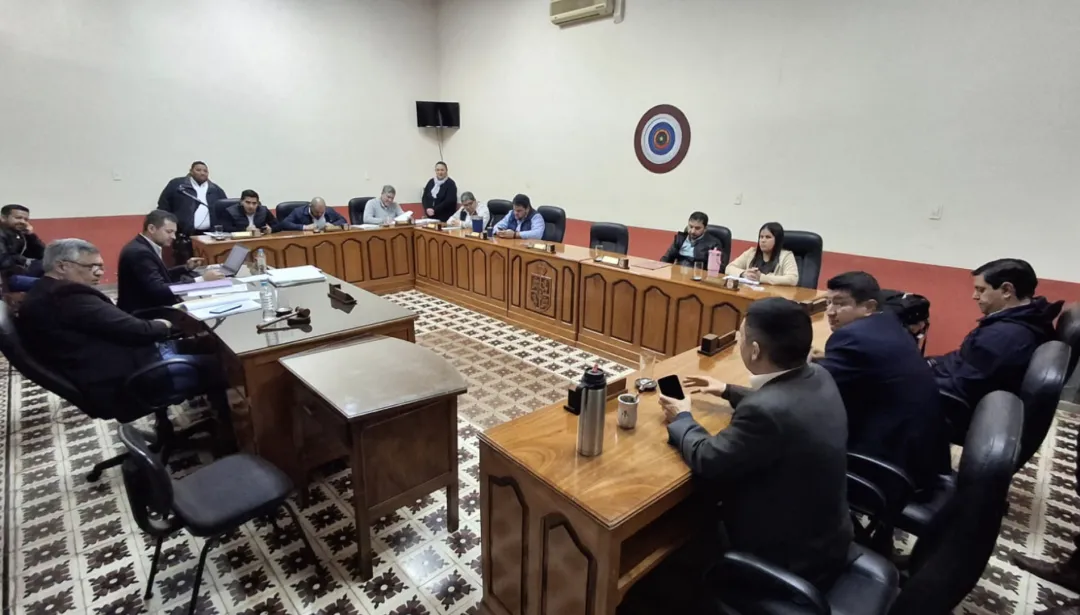 Junta Municipal exige reparación urgente de calles en mal estado