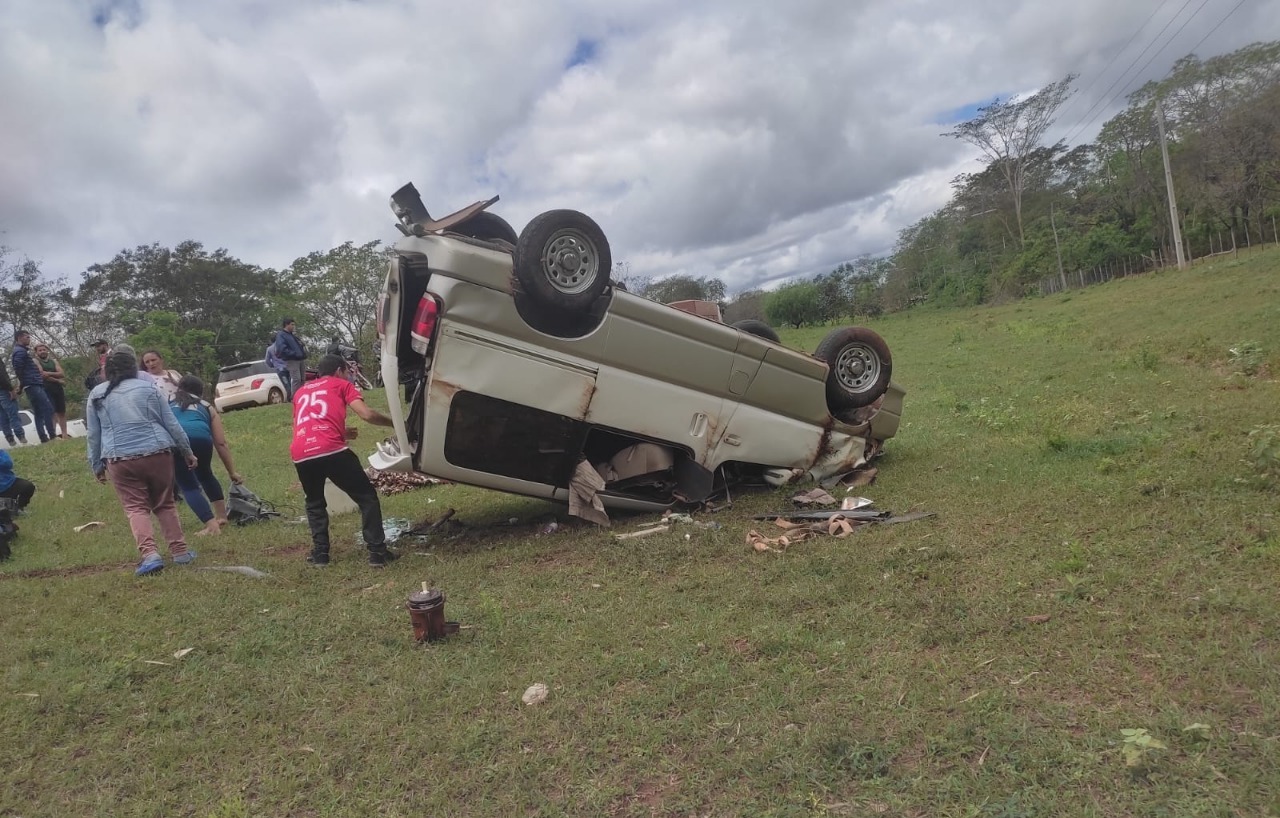 Camioneta volcó al costado de la ruta PY05 con toda una familia sin sufrir lesiones graves