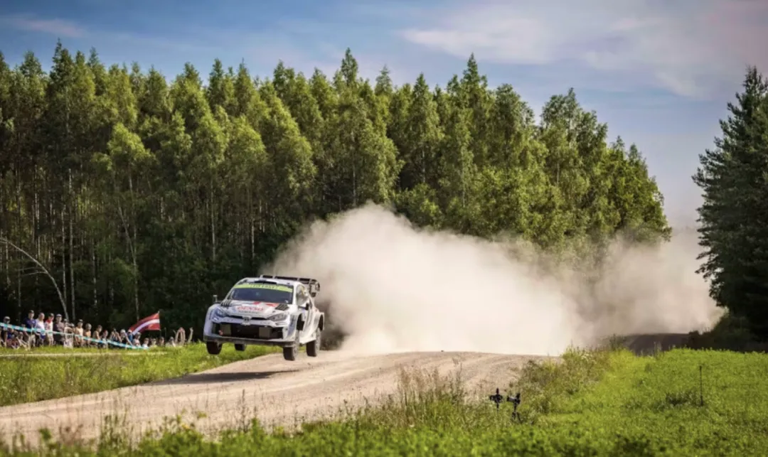 Mueren tres espectadores del rally en Francia: auto salió de la carretera