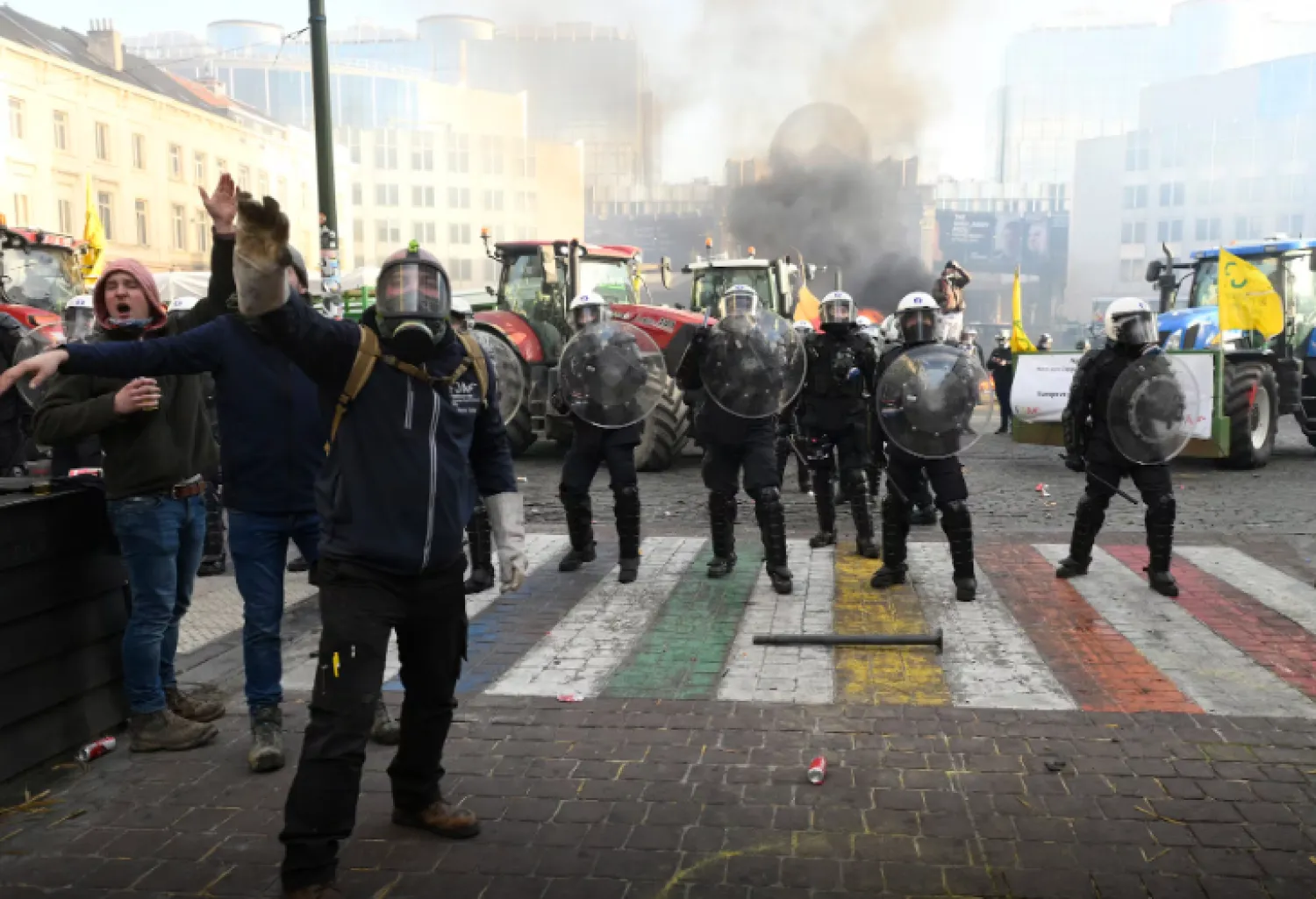 Protestas masivas de agricultores contra el acuerdo con el Mercosur paralizan Bruselas durante la cumbre de la Unión Europea