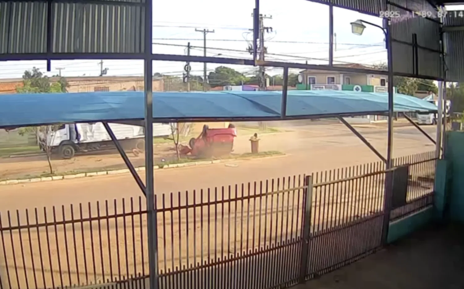 Aparatoso vuelco en la avenida Boquerón deja a dos jóvenes ilesos en Concepción