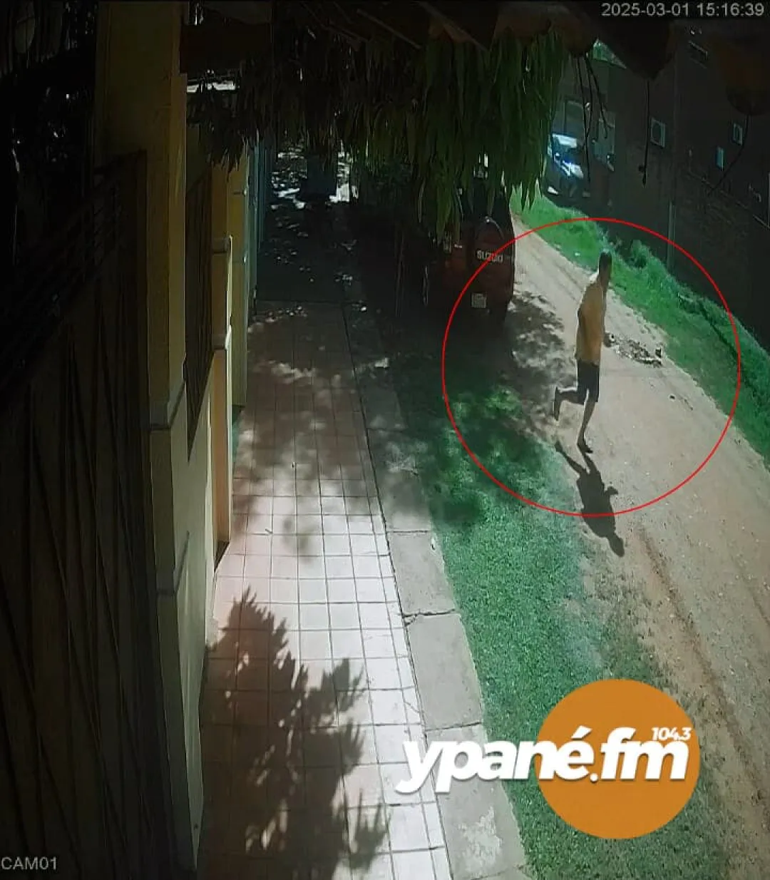 Sospechoso de asalto que huyó de la Policía sigue con orden de captura