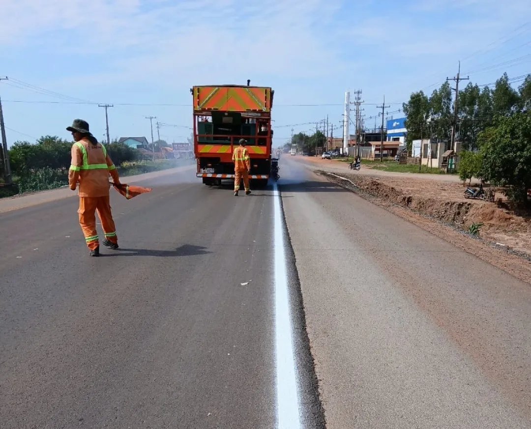 Comenzó el trabajo de pintura asfáltica de la rotonda al puente Nanawa