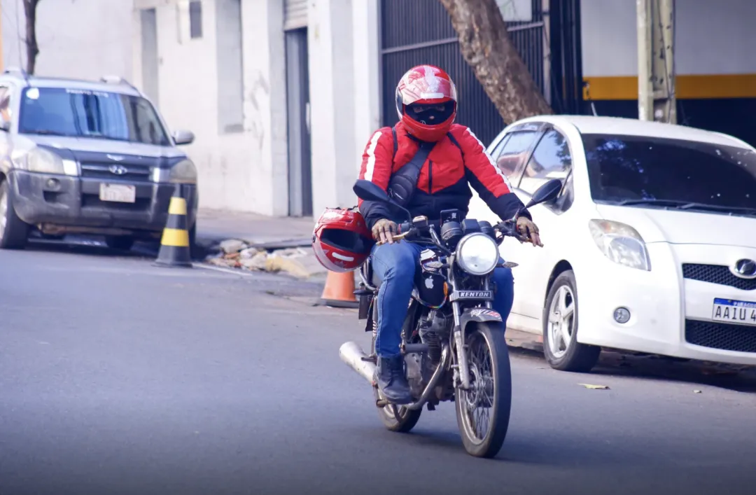 MOPC recuerda a motociclistas que conducir con auriculares está prohibido por ley