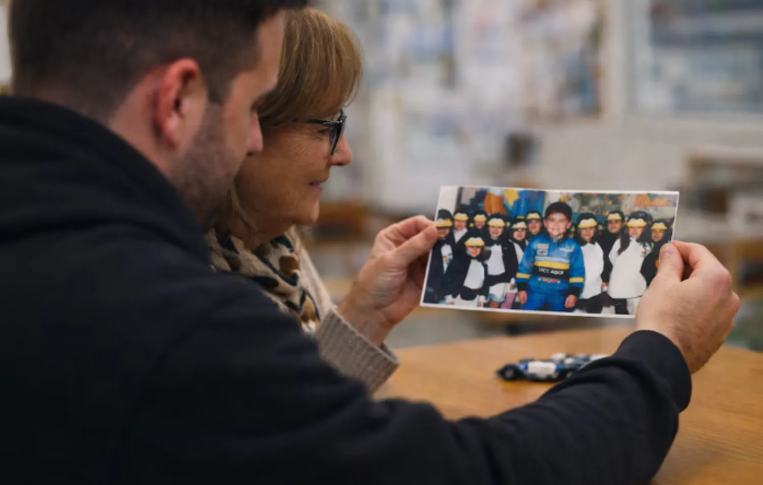 El gesto de una maestra que conmovió a un streamer y desató una ola de nostalgia en redes sociales