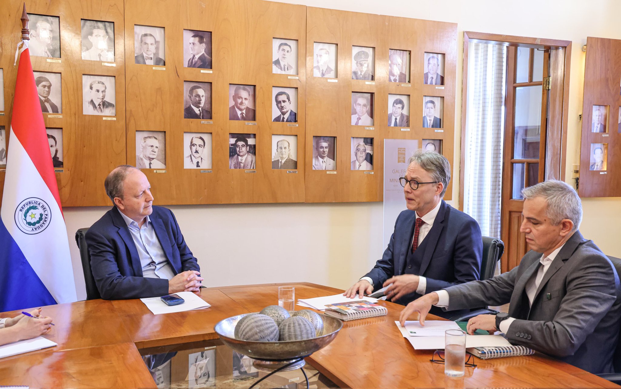 Ministro de Economía recibió a directivos de Paracel