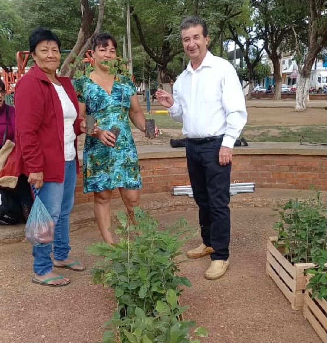 Entrega de plantines en Feria Agropecuaria