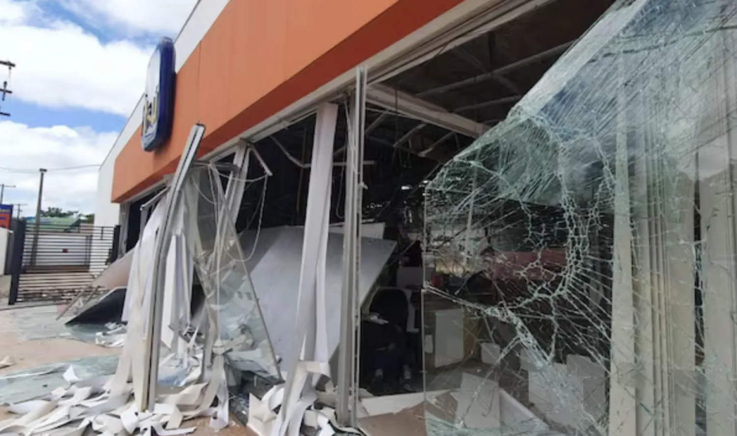 Asalto de película en Katueté: delincuentes hacen volar un banco y huyen con millonario botín