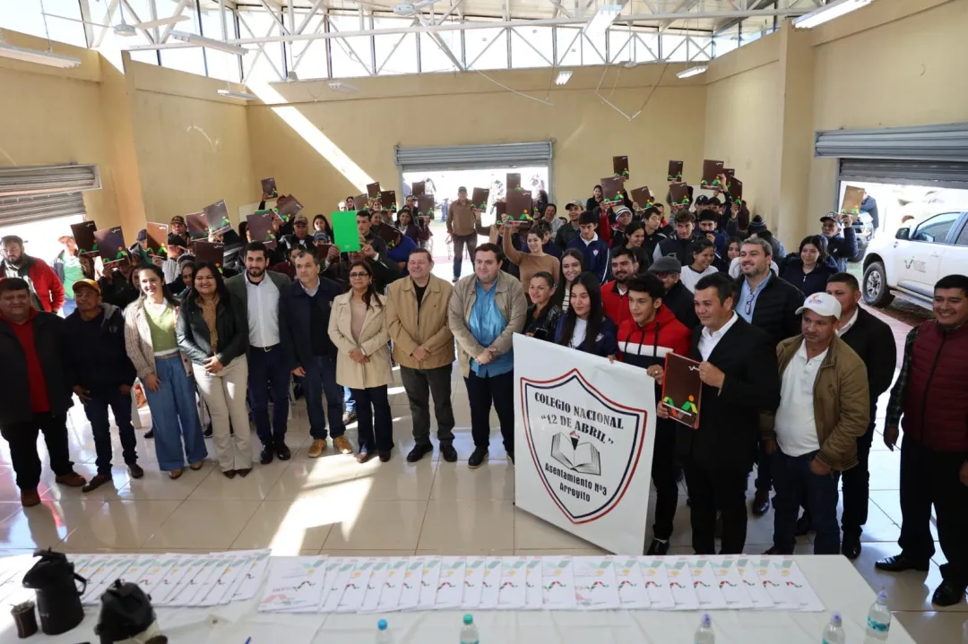 INDERT entregó títulos de propiedad a pobladores y comunidad educativa de Arroyito