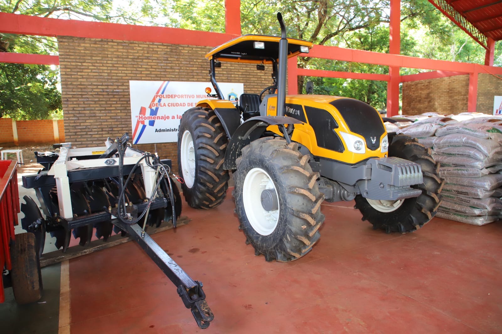 Entregaron tractor, insumos e implementos agrícolas en San Alfredo