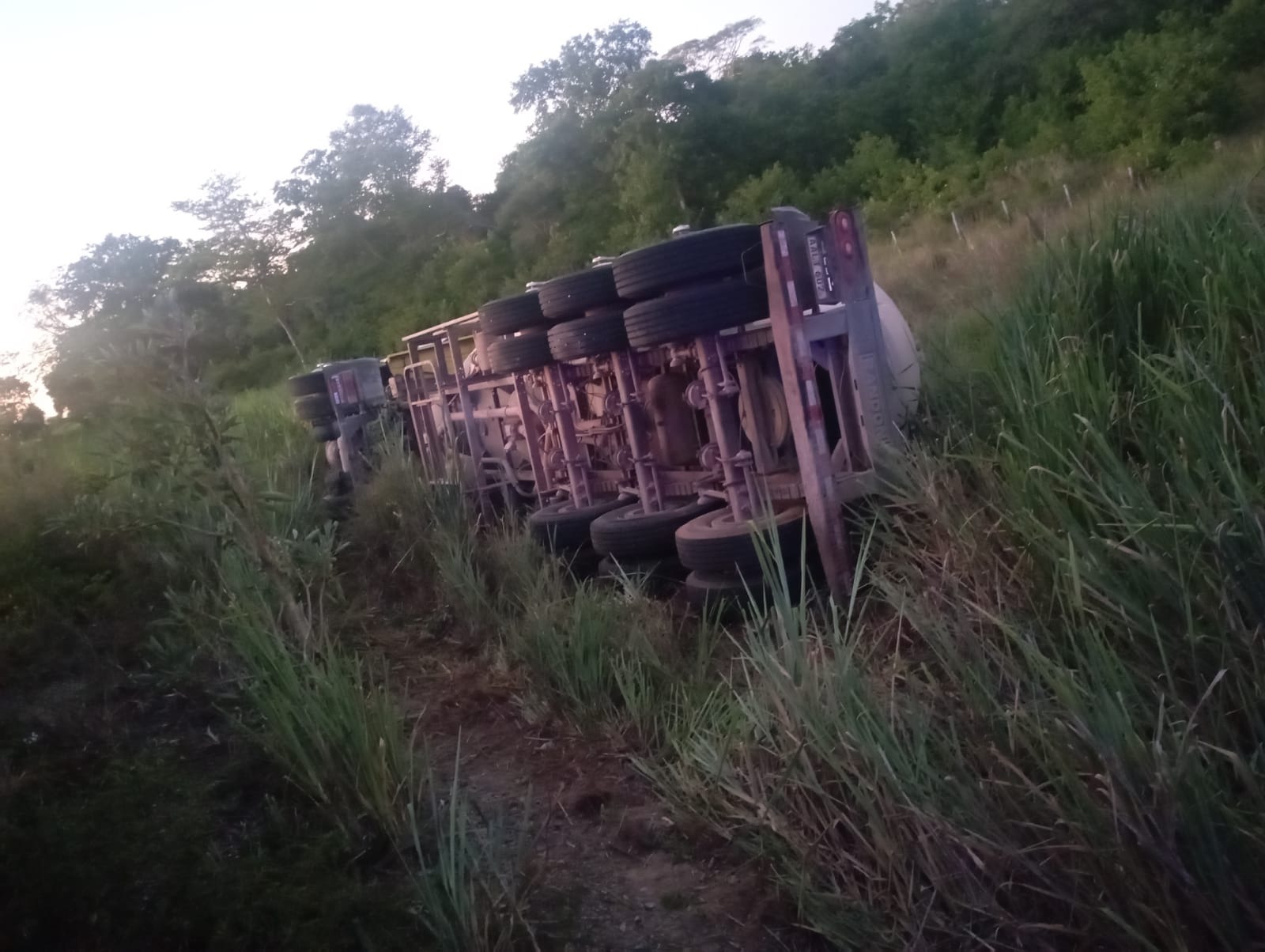 Vuelco de camión que transportaba cemento desde Vallemi