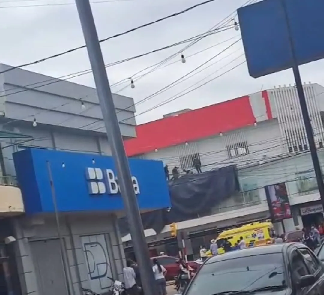 Instalador de letrero sufrió una descarga eléctrica en el centro de Concepción