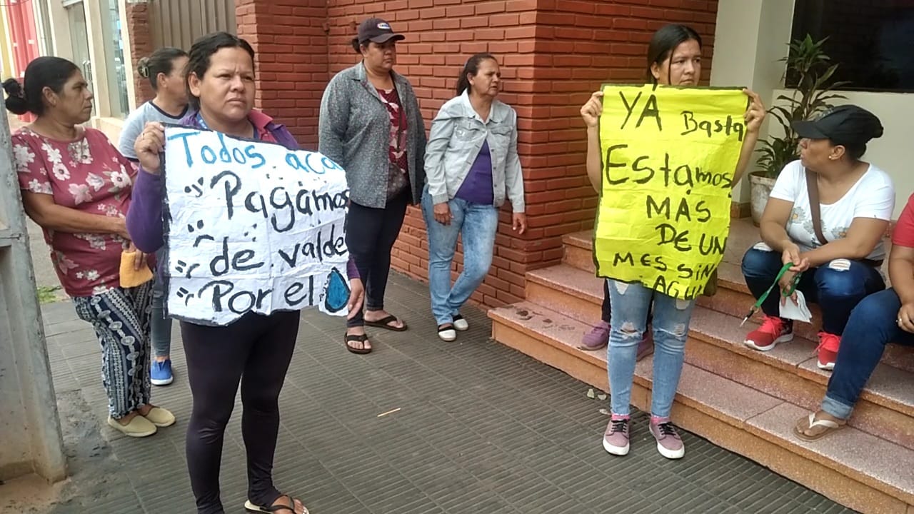 Pobladores de San José Olero se manifiestan por falta de agua ante la Essap