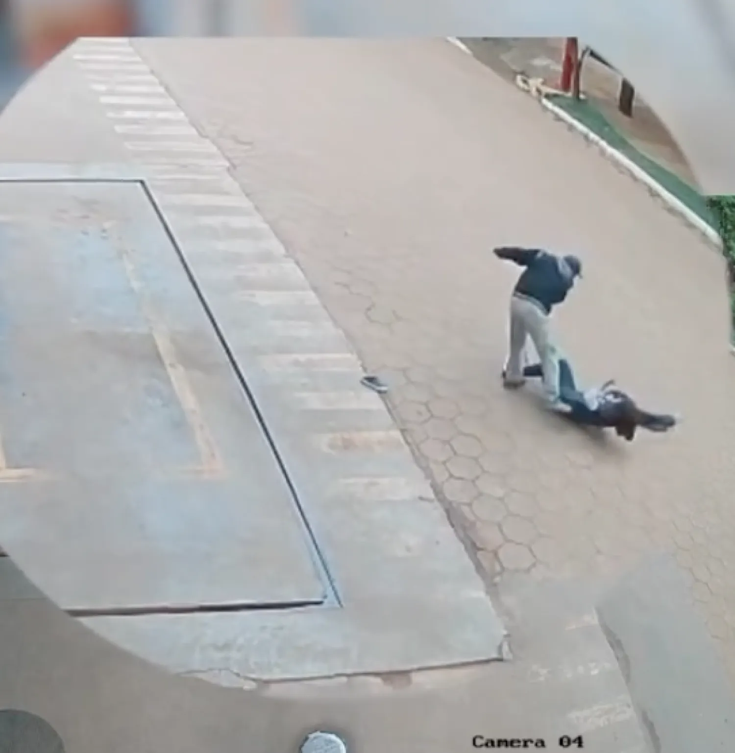 Mujer es golpeada por su ex pareja en plena vía pública de Concepción