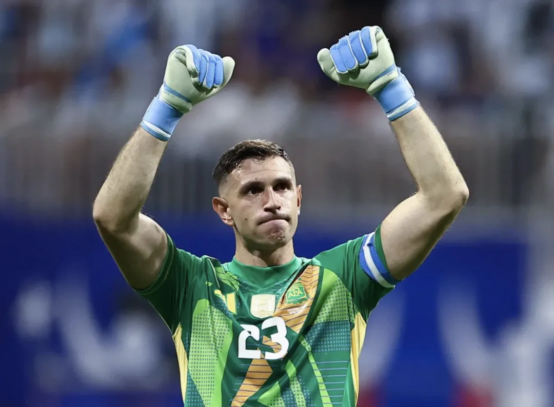 Trofeo Yashin 2025: Dibu Martínez, otra vez entre los firmes candidatos al mejor arquero del año