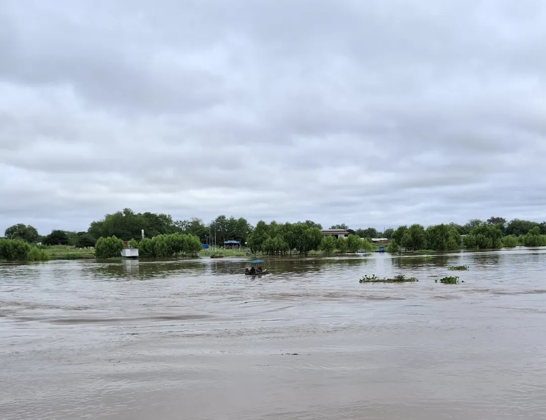 Pobladores de “Chaco’i” abandonan sus hogares por inundaciones y se instalan en el puerto viejo de Concepción