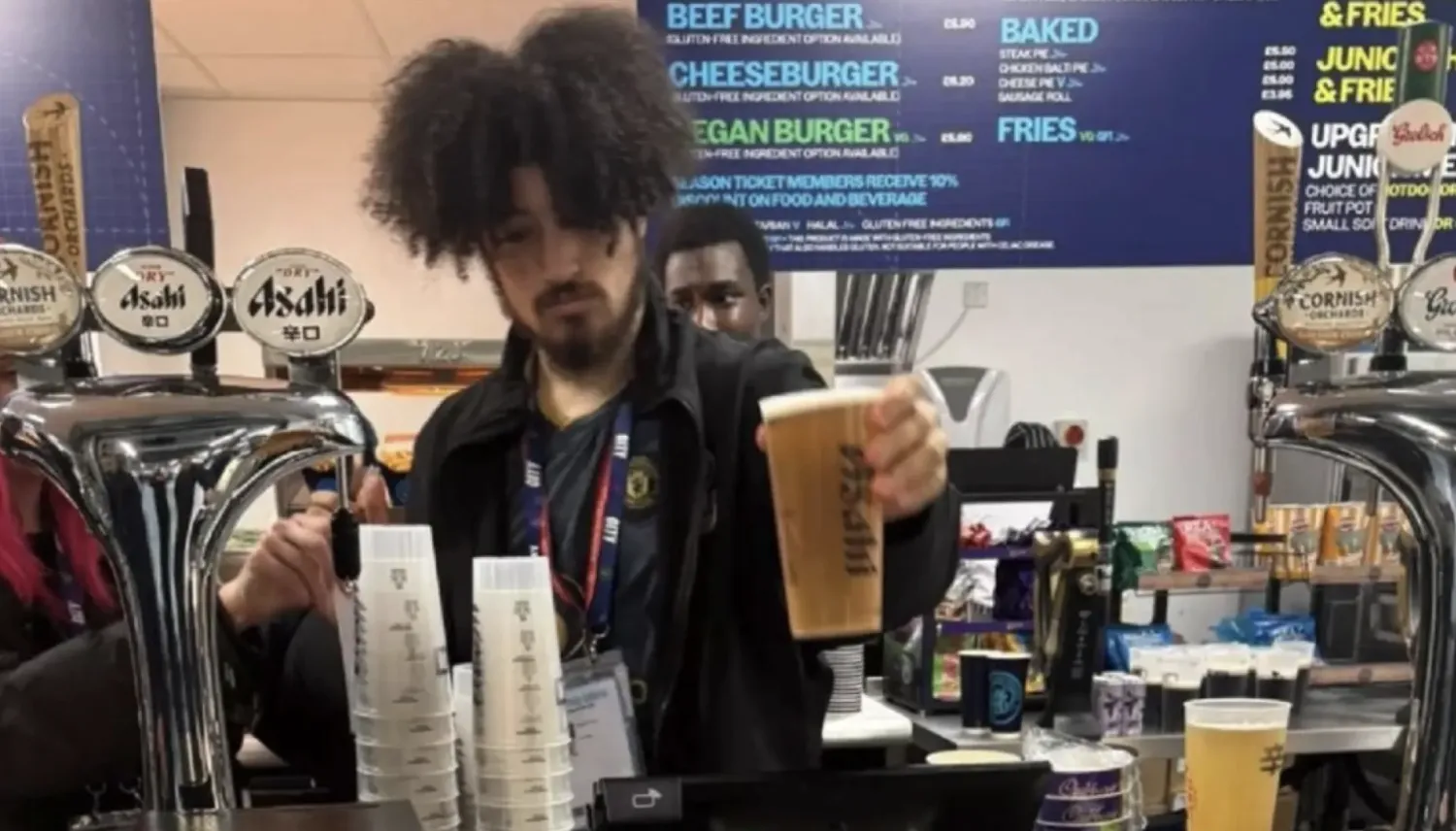 El City despide a un camarero por usar la camiseta del United