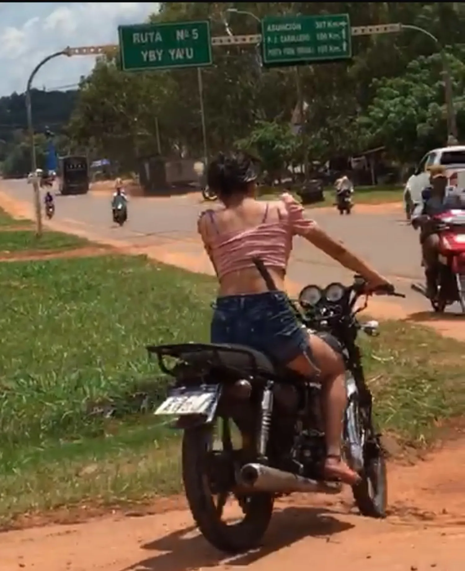 Yby Ya’u: Una joven con machetillo en la cintura causa revuelo en redes sociales